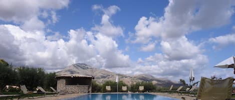 Außenpool, Sonnenschirme, Liegestühle