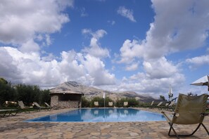 Außenpool, Sonnenschirme, Liegestühle