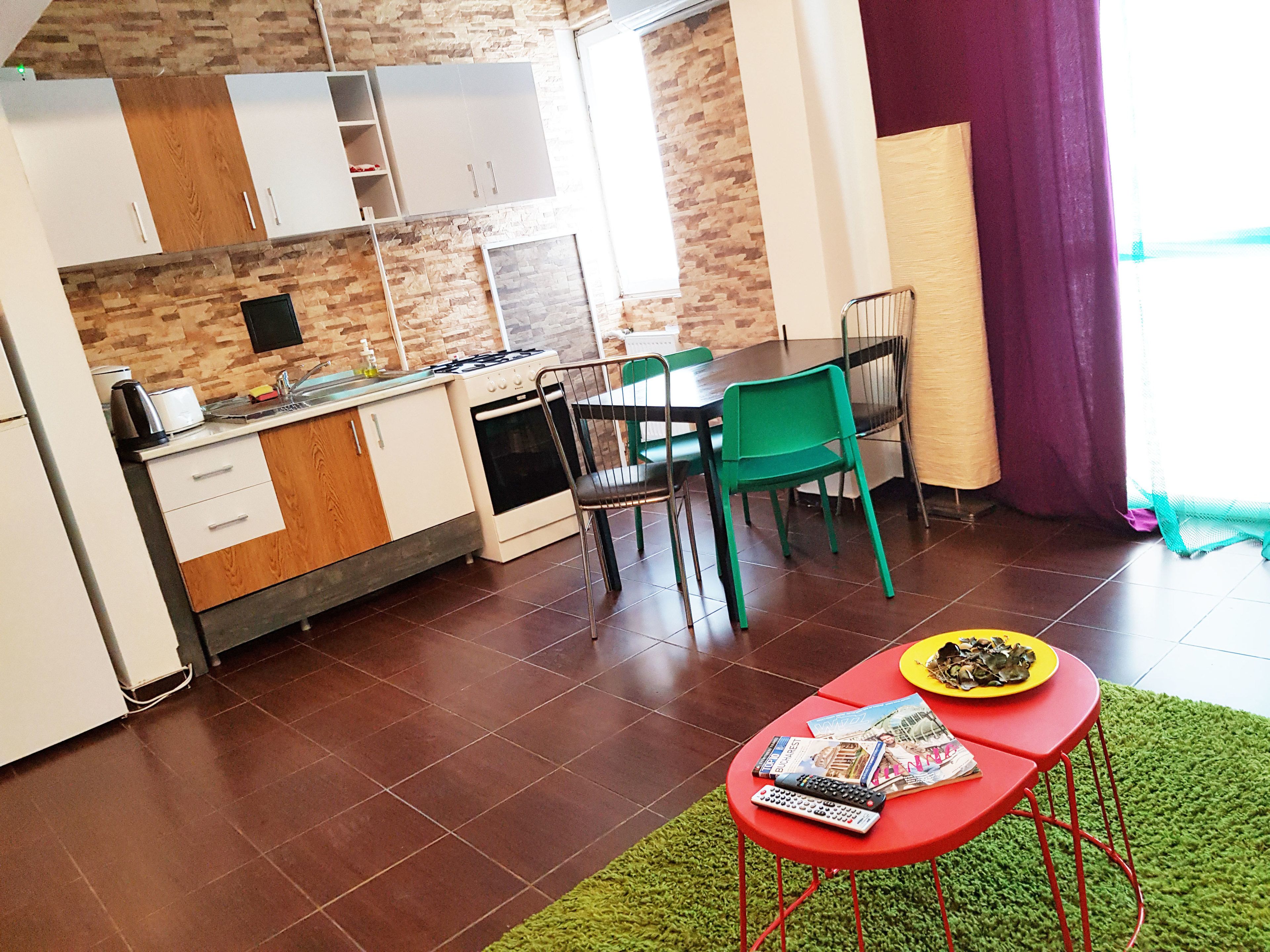 Superior One Bedroom Suite  - Downtown | Escrivaninha, ferros/tábuas de passar roupa