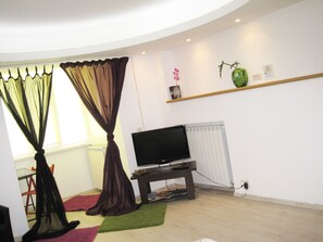 Desk, iron/ironing board, rollaway beds, free WiFi - PGS Downtown apartments (Bucharest)