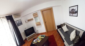 Superior One Bedroom Suite  - Downtown | Escritorio, tabla de planchar con plancha, camas extra y wifi gratis 