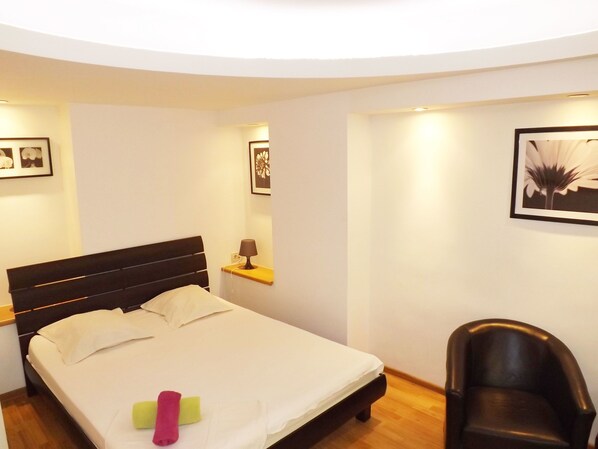 Studio Suite, 1 Double Bed (Downtown) | Desk, iron/ironing board, rollaway beds, free WiFi - PGS Downtown apartments (Bucharest)