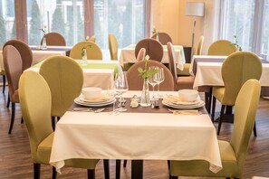 Café da manhã com buffet grátis todos os dias