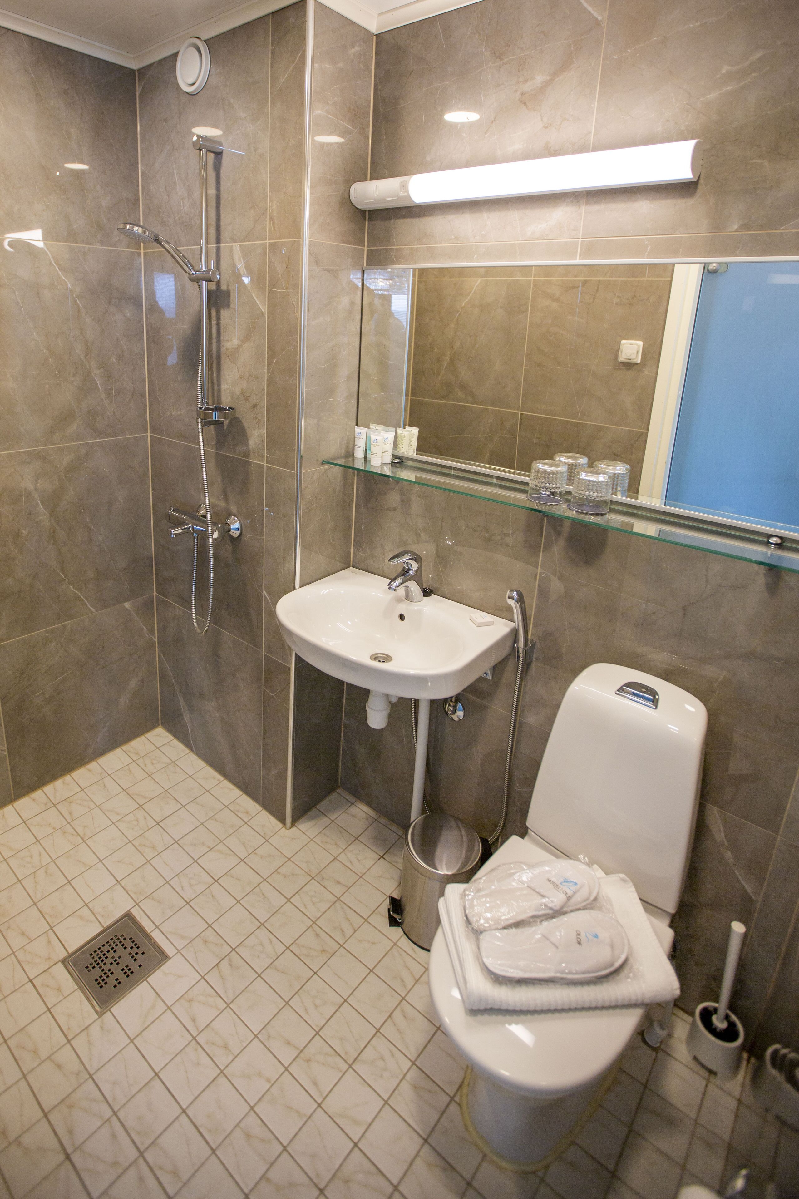 junior suite (double) | bathroom | shower, free toiletries, hair dryer, towels