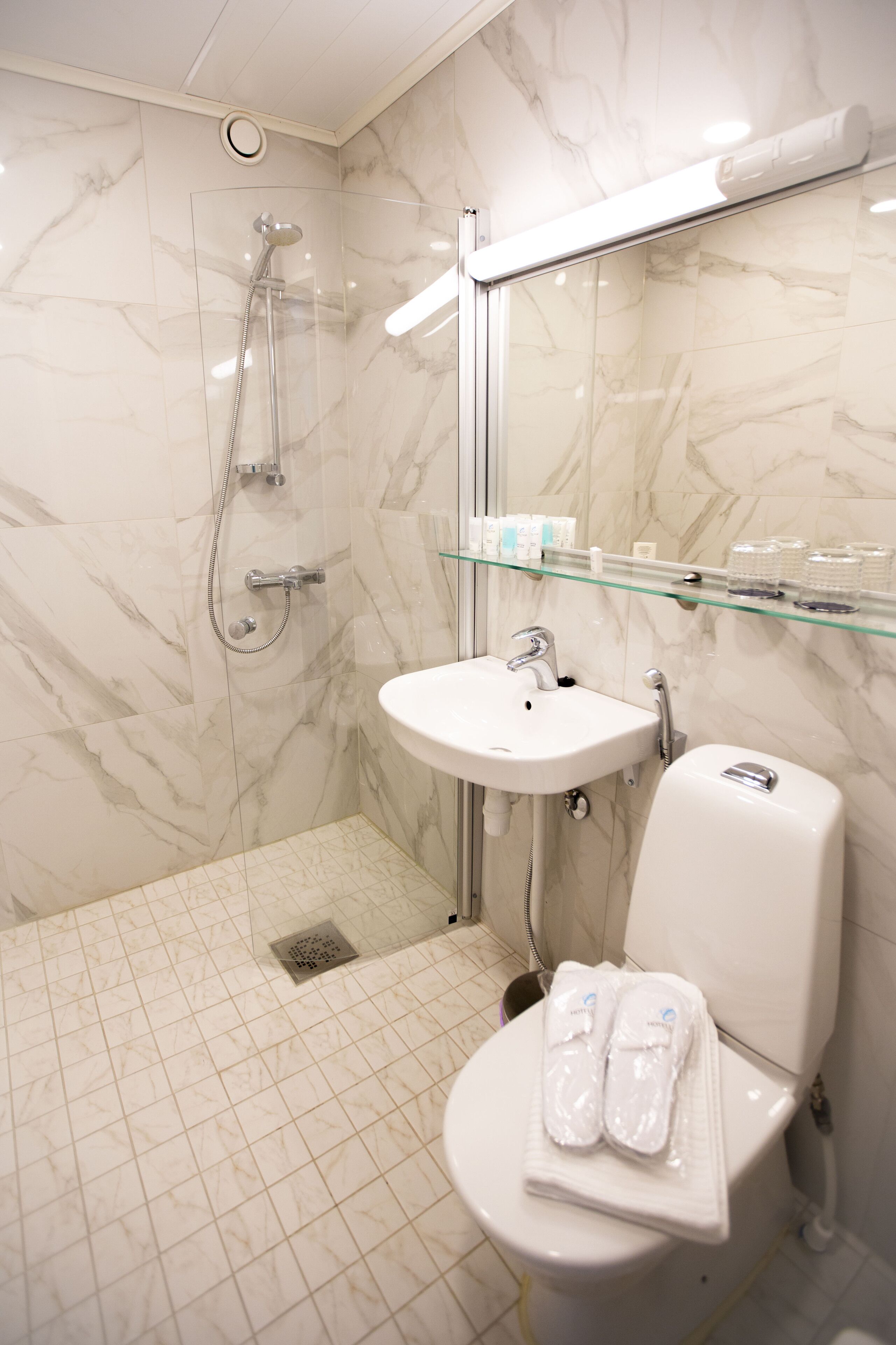 junior suite (double) | bathroom | shower, free toiletries, hair dryer, towels