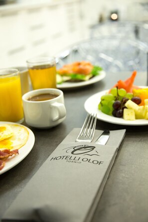 Desayuno con opciones de la cocina local incluido todos los días 