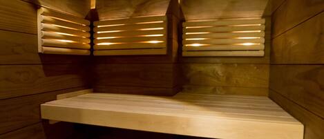 Una sauna con paredes y bancos de madera.