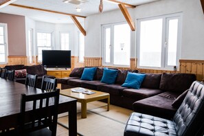 Living room - Absolute Niseko (Kutchan)