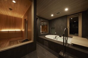 202号室 | バスルーム | バスアメニティ (無料)、ヘアドライヤー、バスローブ、スリッパ