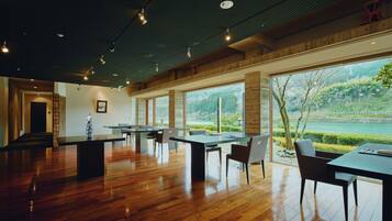 Se sirven cenas y cocina francesa