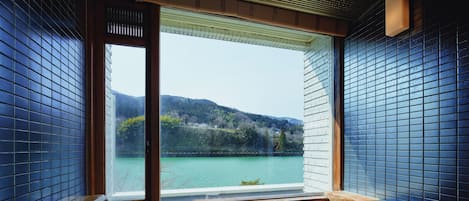 Suite Deluxe, 1 chambre, non-fumeurs, vue fleuve (113, with Hot Spring Bath) | Salle de bain | Articles de toilette gratuits, sèche-cheveux, peignoirs, chaussons
