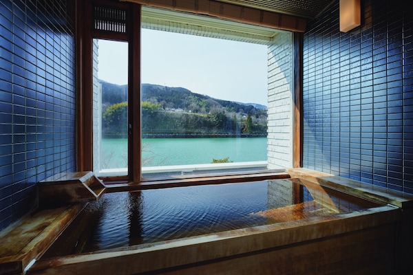 Suite Deluxe, 1 chambre, non-fumeurs, vue fleuve (113, with Hot Spring Bath) | Salle de bain | Articles de toilette gratuits, sèche-cheveux, peignoirs, chaussons
