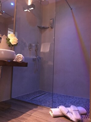 Habitación Confort doble | Baño | Ducha, artículos de higiene personal gratuitos y secador de pelo