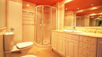 Appartement, 2 slaapkamers, uitzicht op zee | Badkamer | Een douche, gratis toiletartikelen, een haardroger, een bidet