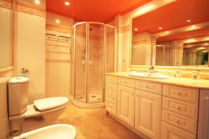 Appartement, 2 slaapkamers, uitzicht op zee | Badkamer | Een douche, gratis toiletartikelen, een haardroger, een bidet