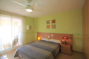 2 habitaciones, tabla de planchar con plancha, cunas y wifi gratis 