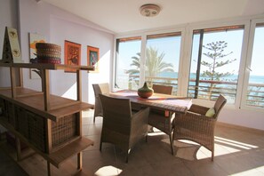 Departamento, 2 habitaciones, vista al mar | Sala de estar | Televisión de pantalla plana 