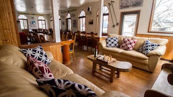 2 Bars/Lounges