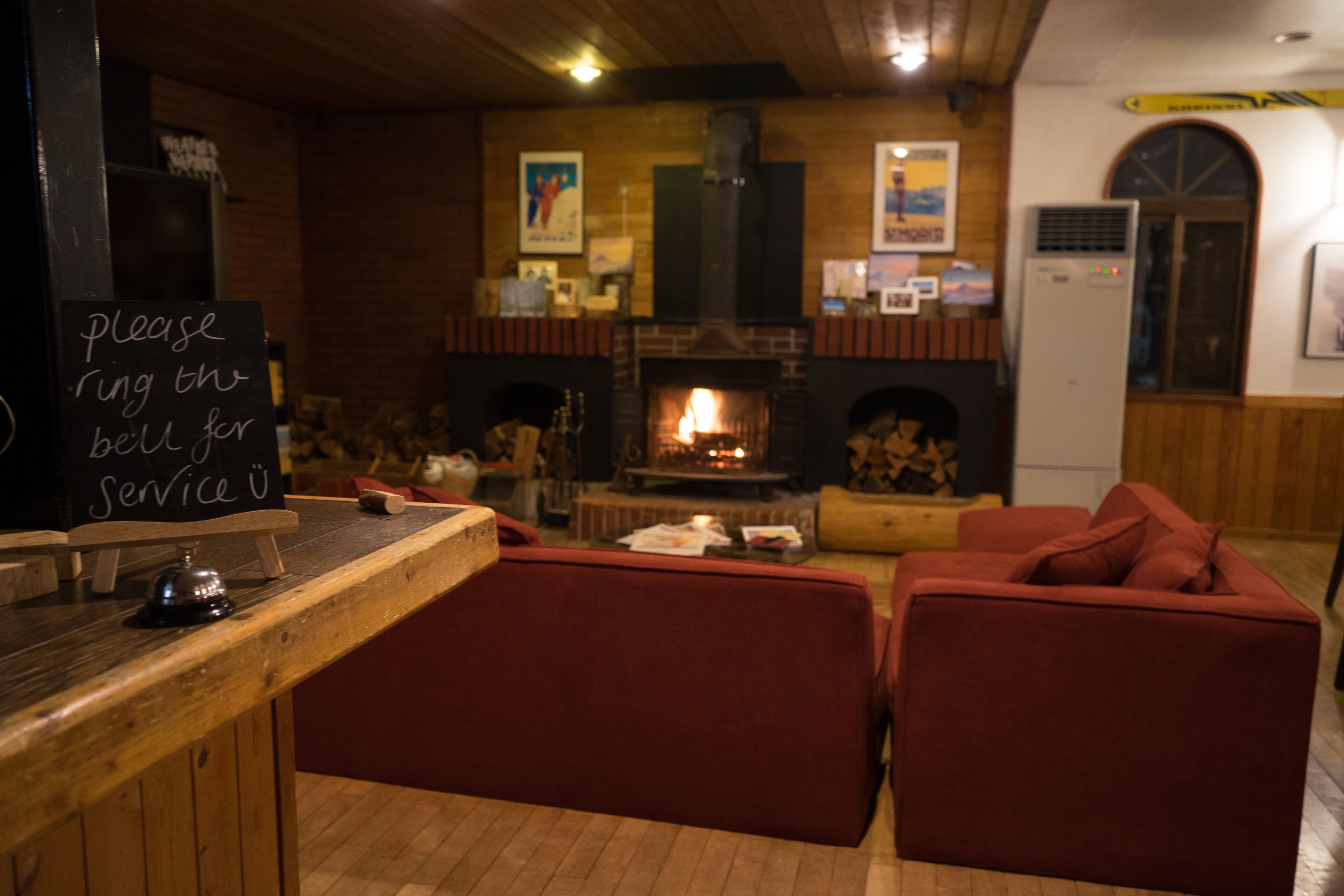 Un interior acogedor con chimenea, zona de estar y barra.