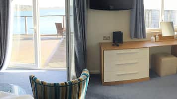 Habitación Deluxe con 1 cama matrimonial o 2 individuales, 1 habitación, Terraza, vista al mar | 1 habitación, escritorio, tabla de planchar con plancha y wifi gratis