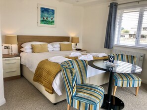 华丽双人房或双床房, 1 间卧室, 露台, 海景 | 办公桌、熨斗/熨衣板、免费 WiFi、床单