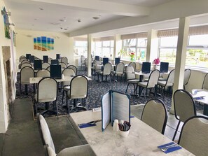 供应午餐和晚餐，地方菜