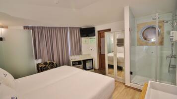Habitación con 2 camas individuales, Terraza | Artículos del minibar gratis y caja de seguridad en la habitación