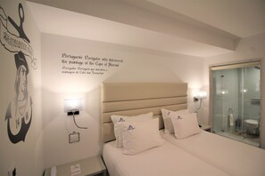 Minibar con artículos gratuitos y caja de seguridad en la habitación 