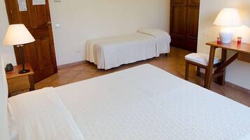 Habitación triple | Escritorio, insonorización, cunas gratuitas y camas extra