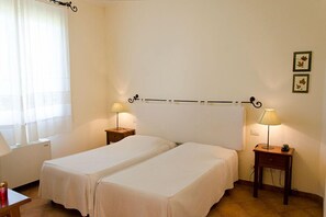 Skrivebord, lydisolert og barnesenger (inkludert)