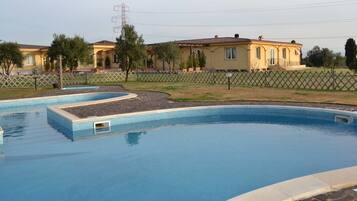 Piscina externa sazonal, funciona das 8h30 às 20h30, guarda-sóis