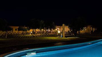 Außenpool (je nach Saison geöffnet), Sonnenschirme, Liegestühle