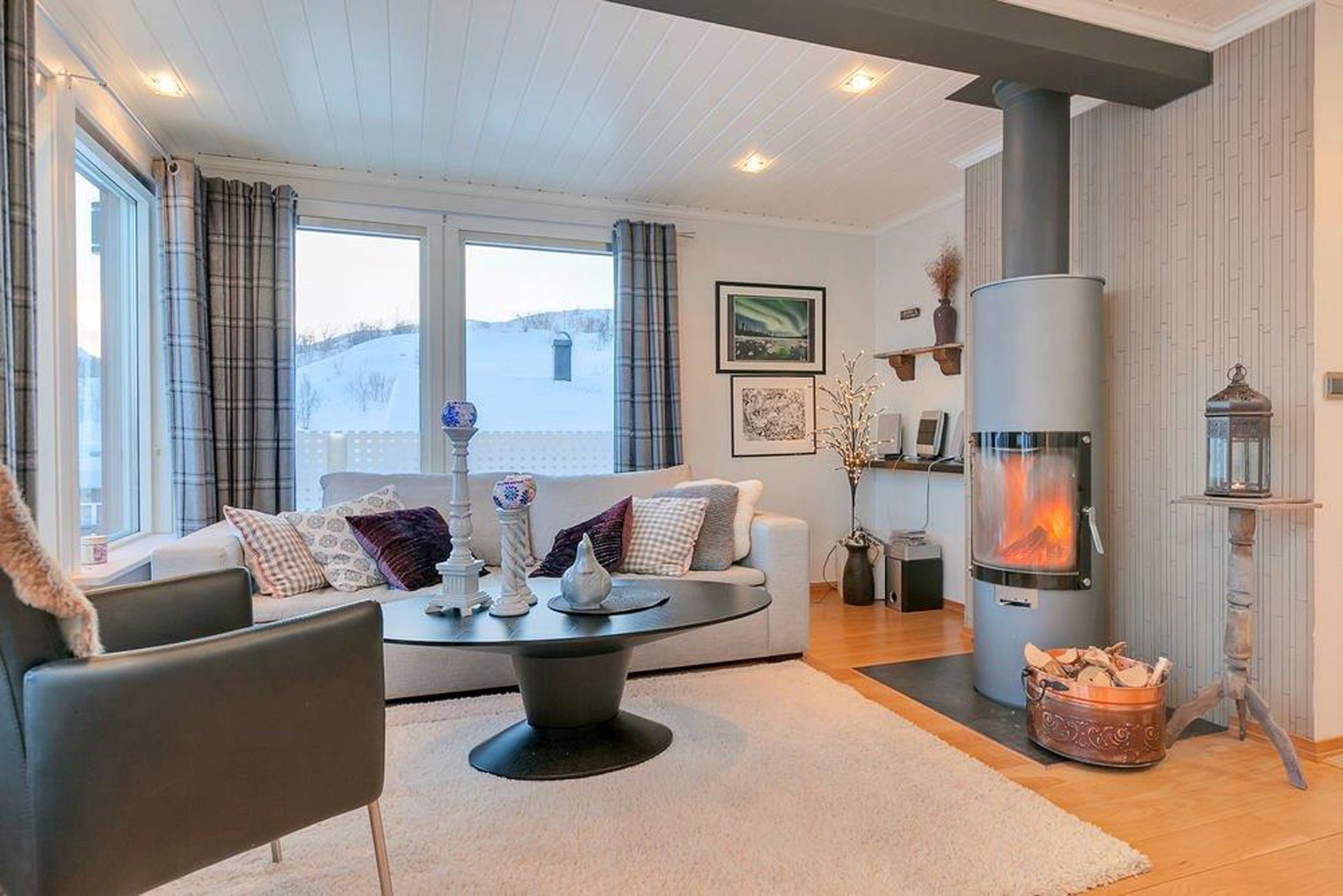 Cottage, 3 Bedrooms | Living room | Flat-screen TV, fireplace