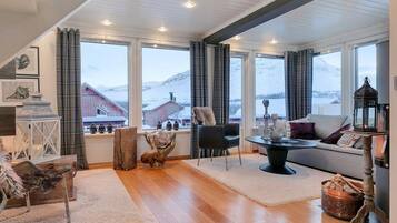 Cottage, 3 Bedrooms | Living area | Flat-screen TV, fireplace