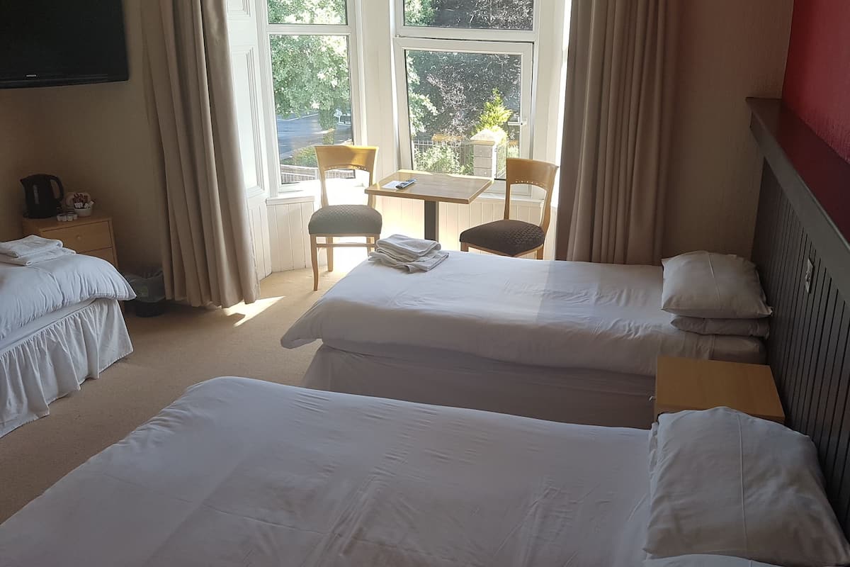 Iron/ironing board, WiFi (free)
