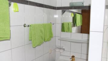 Family House, 3 Bedrooms, 2 Bathrooms, Mountain View | Bathroom | Shower, hair dryer, towels
