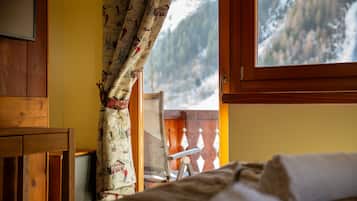 Minibar, in-room safe, desk, free cots/infant beds