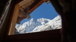 A window with a view of snow-covered mountains. - Shatush Hotel (Courmayeur)