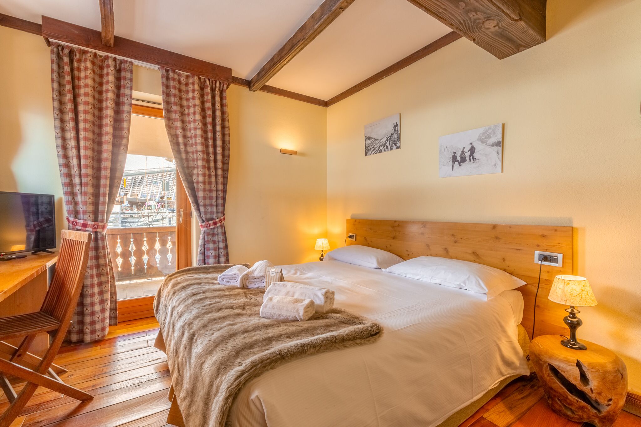 Double Room | Minibar, in-room safe, desk, free cribs/infant beds