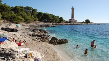 Nära stranden, snorkling, surfing/bodyboarding och kajakpaddling