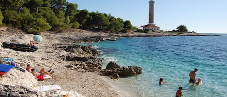 Nära stranden, snorkling, surfing/bodyboarding och kajakpaddling