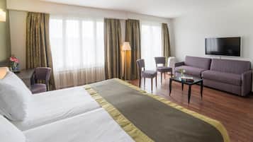 Comfort suite, balkon | Een minibar, een kluis op de kamer, een bureau, geluiddichte muren