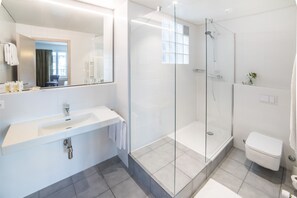 Comfort Suite, Balcony | Bathroom | Shower, free toiletries, towels - Hotel Montana (Geneva)