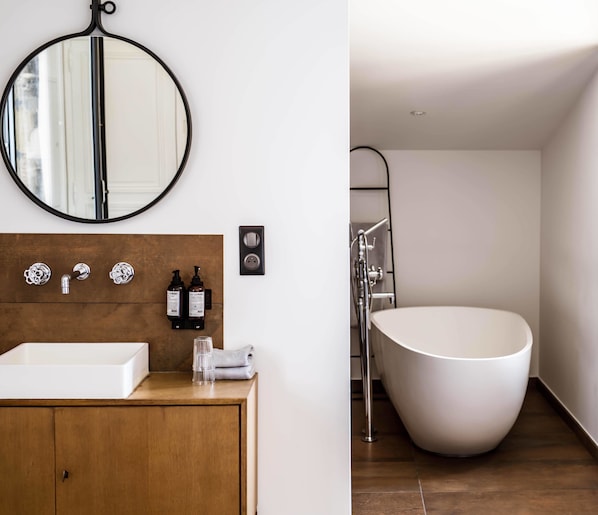 Habitación Deluxe doble, patio | Baño | Ducha, artículos de higiene personal gratuitos y secador de pelo