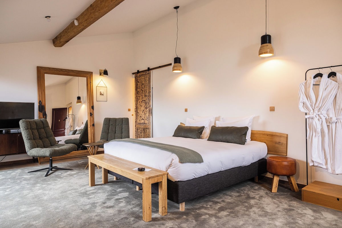 Habitación Deluxe doble, patio | Ropa de cama de alta calidad, minibar, caja fuerte