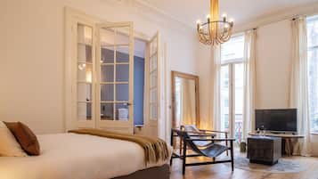 Deluxe driepersoonskamer, balkon | Luxe beddengoed, een minibar, een kluis op de kamer