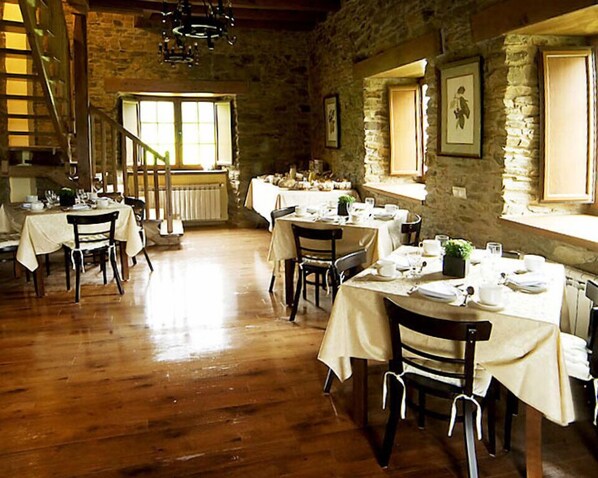 Petit déjeuner continental (8 EUR par personne)