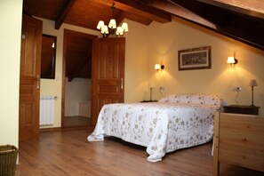 Driepersoonskamer | Een bureau, gratis babybedden, extra bedden (toeslag), gratis wifi