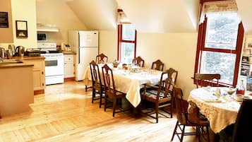 Déjeuner complet gratuit tous les jours