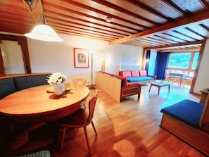 Apartamento, 2 habitaciones (Excl. Cleaning Fee 90 Euro) | Zona de estar | Una televisión de pantalla plana